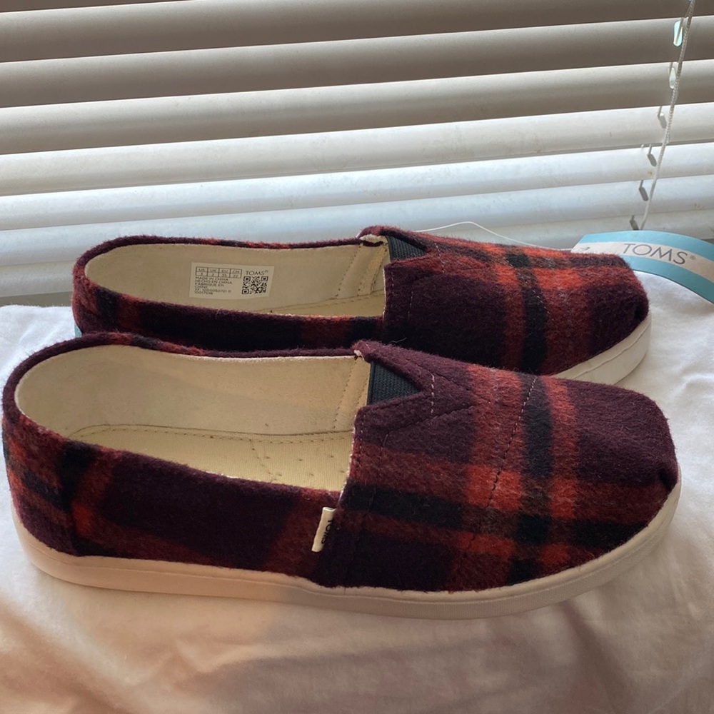 NWT Toms Youth Belmont, Size 3, red, black plaid slip on shoes